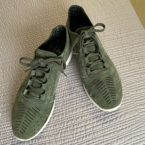 Under Armour Women's Green Athletic Shoes